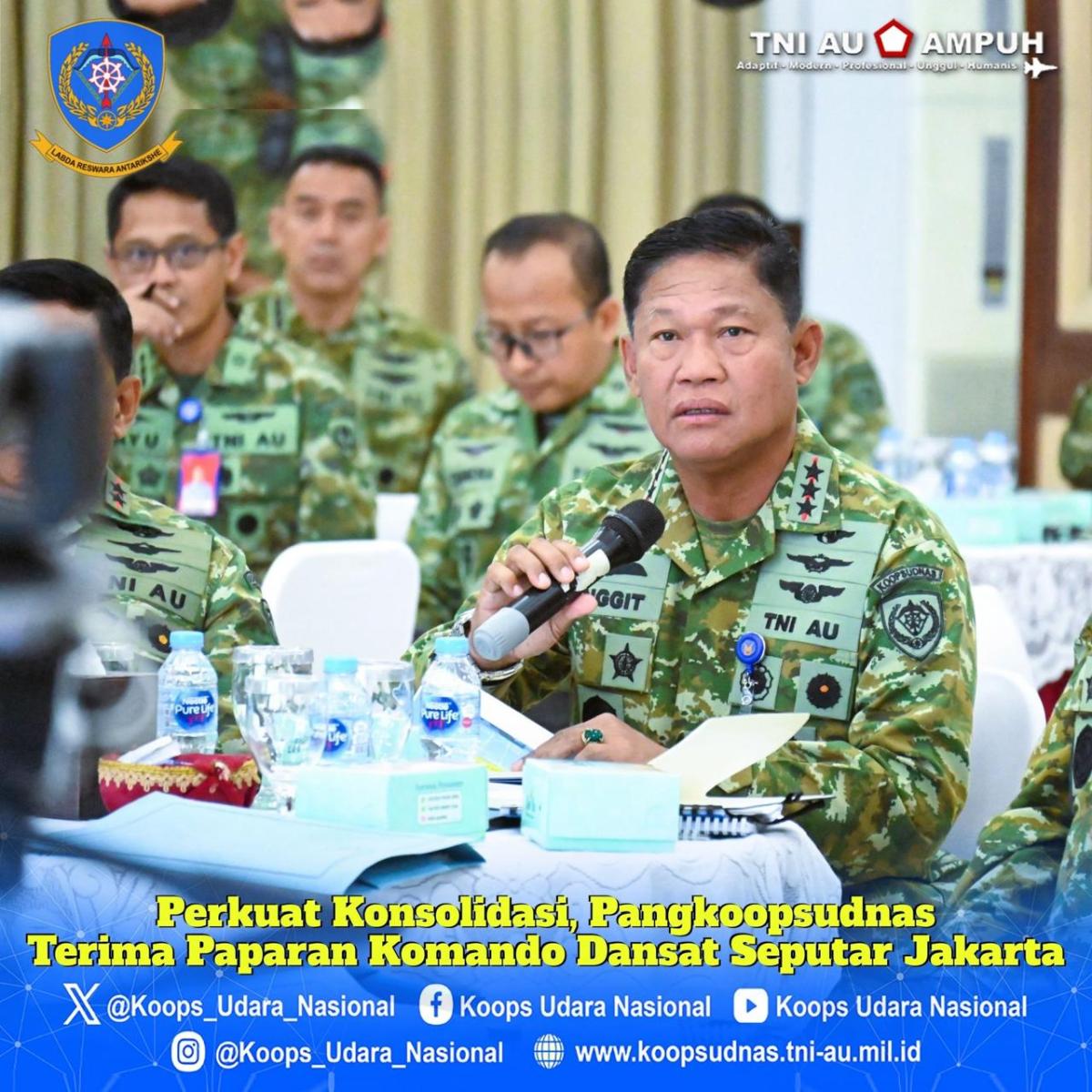 Panglima Koops Udara Nasional (Pangkoopsudnas) Marsdya TNI Minggit Tribowo S.I.P., menerima paparan Komando tiga Komandan Satuan (Dansat) yang berada di sekitar Jakarta, berlangsung di Makoopsudnas,